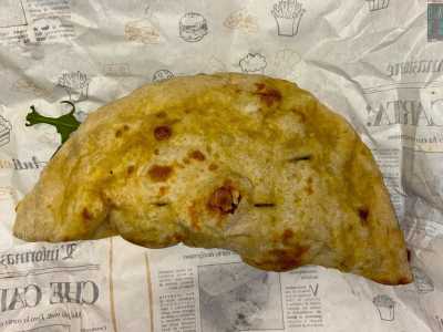 Se il ciccio viene poi piegato a mezza luna e farcito con vari ingredienti si trasforma nella piadina barese. �A inventarla all�inizio degli anni 80 fu Angelo Botta, cugino e allievo di Giuseppe Ficarella, nella sua omonima pizzeria di via Carulli�, sottolinea Ciro 

